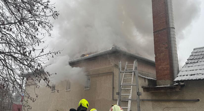 Tűz ütött ki egy magyarbánhegyesi házban, egy embert kórházba szállítottak