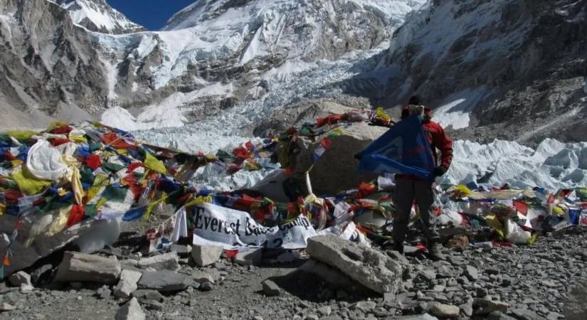 Egyre nagyobb veszélyben a Mount Everest, így próbálják visszafordítani a katasztrófát