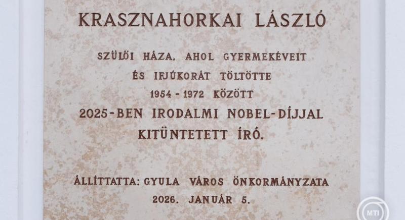 Krasznahorkai László születésnapján emléktáblát állítottak a szülői háznál