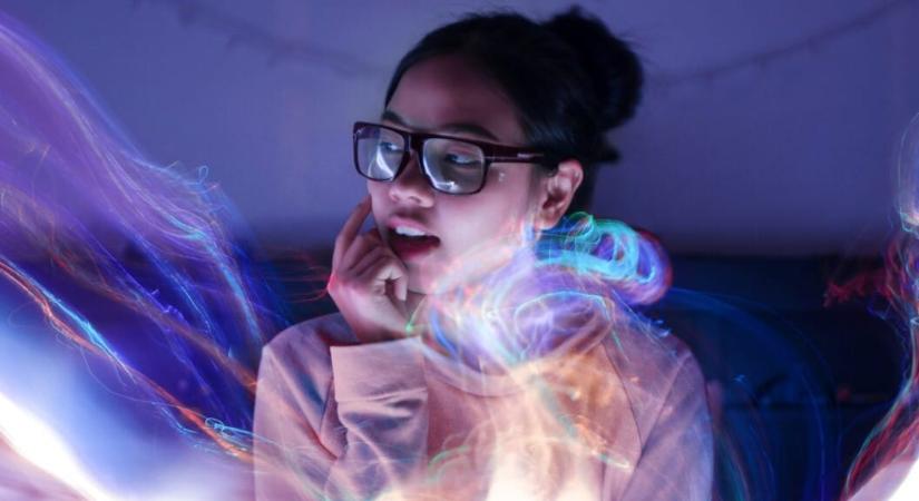 8 óra használat egy töltéssel: okosszemüveget villantott a Lenovo