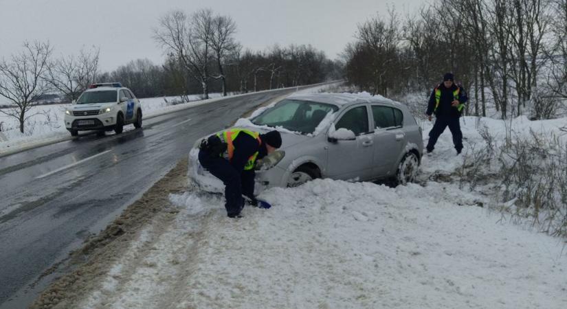 Rendőrök segítettek az útról lecsúszott autósnak Orosháza közelében
