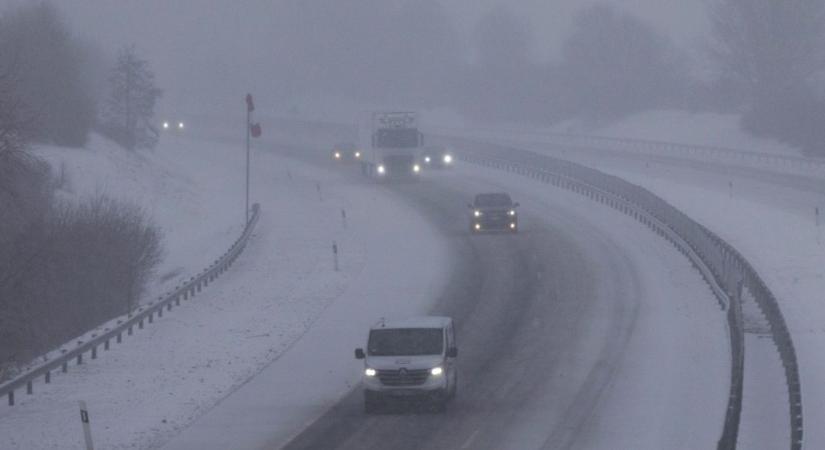 Már 10 kilométer hosszú a torlódás az M0-s autóúton