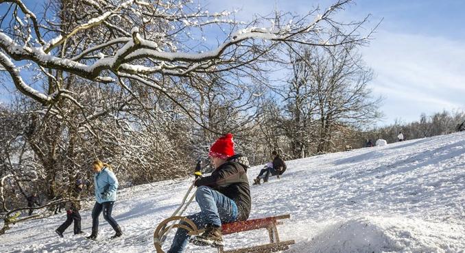 Máris elkapkodták a szánkókat a boltokból, de van, ahol a hólapát lett hiánycikk