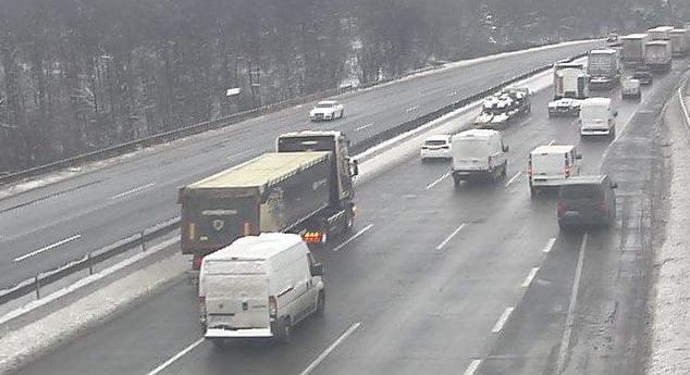 Így áll most a hóhelyzet az utakon: továbbra is több kilométeres dugók és kimaradó járatok országszerte