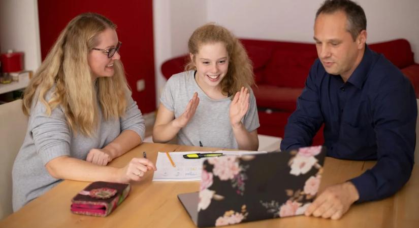 A kormány célja, hogy a családok és a nyugdíjasok zsebében minél több pénz legyen