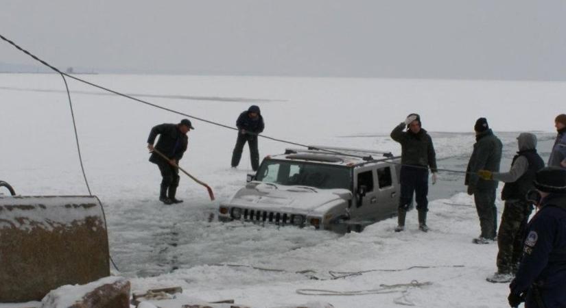 Szia, uram! Hummer a beszakadt balatoni jégből érdekel?