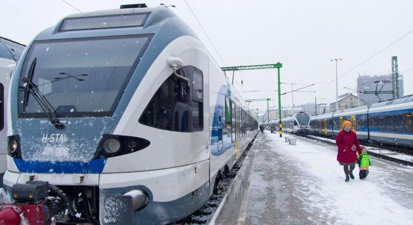 Érdemes erre felkészülni, mielőtt vonatra szállunk: a havazás miatti változások a vasúti közlekedésben