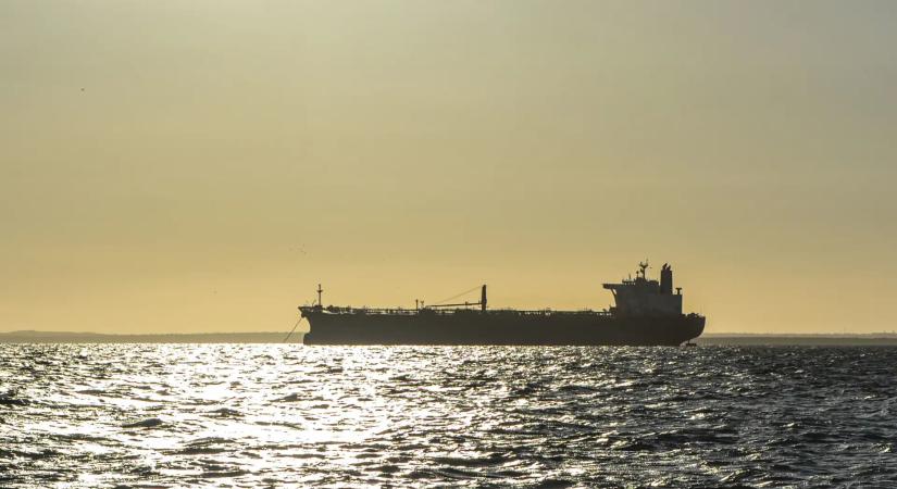 Egy olajszállító hajót próbál elfogni az USA, Oroszország katonai kíséretet küldött a segítségére