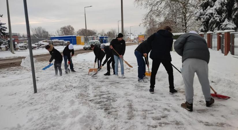 A szakképzős diákok is összefogtak a rendkívüli hóhelyzetben