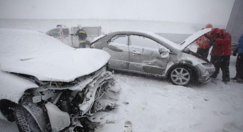 Több ezer gépkocsi rekedt a brutális havazás miatt az utakon! Ezért fontos az életmentő csomag