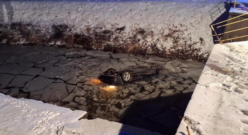 Tragikus baleset: Jeges vízbe fordult egy autó – a sofőr nem élte túl