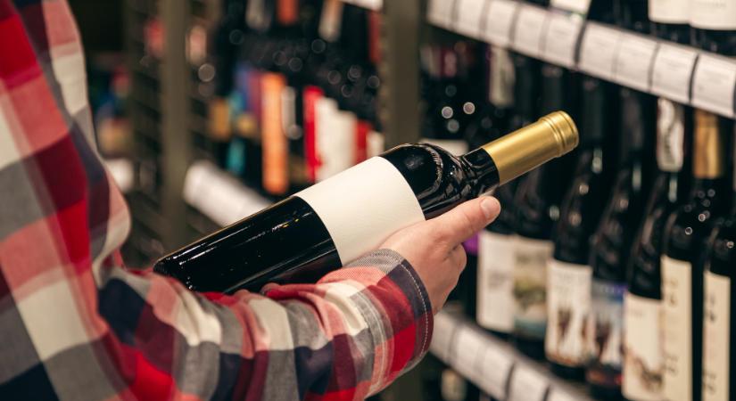 Térdzoknit, parfümöt, ékszert is vásároltak közpénzen