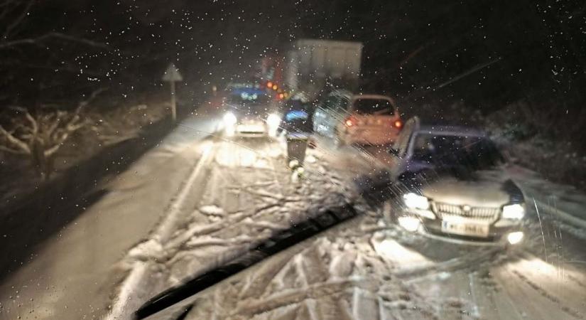 Hóhelyzet Fejér vármegyében: több tucat riasztás és küzdelem az elemekkel (galéria, videó)