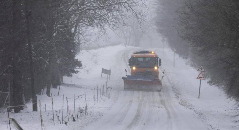 Hó alatt az ország – így döcög a közlekedés, közben Karácsony beszólt a Fidesznek