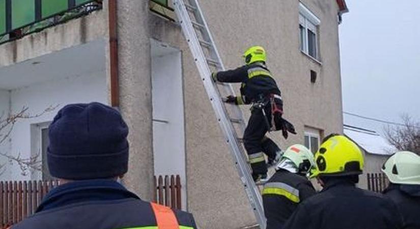 Egy idős asszony életét mentették meg a rendőrök és a tűzoltók Répcelakon