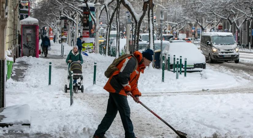 Hihetetlen a helyzet Budapesten! Szentkirályi Alexandrának kell eltakarítania a havat az utakról, Karácsony lapít