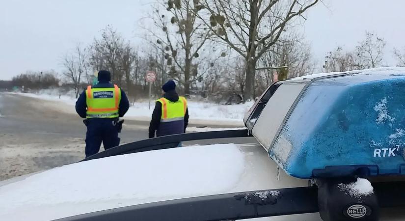 Teljes útzár a 4-es főúton: kamion és autó karambolozott – videó