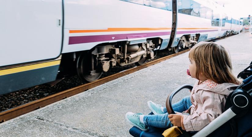 Becsukódott a vonat ajtaja, egyedül maradt a peronon egy 2 éves kislány