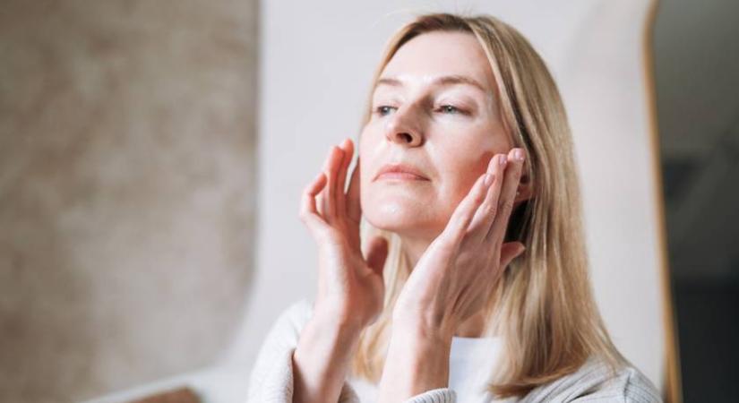 60 éves nő mutatja meg fiatalos, telt bőrének titkát: otthoni arcemelő gyakorlat