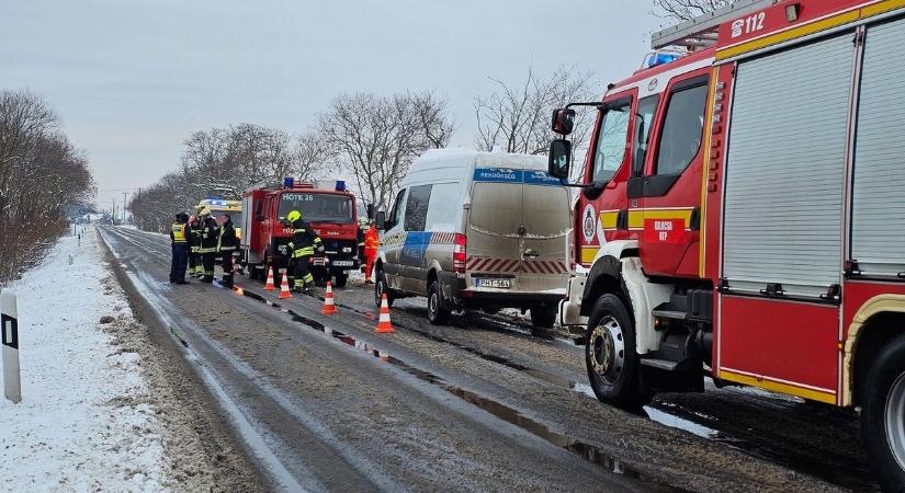 Megcsúszott a havas úton egy autó az 54-es főúton, a mentőket is riasztották a helyszínre – fotók