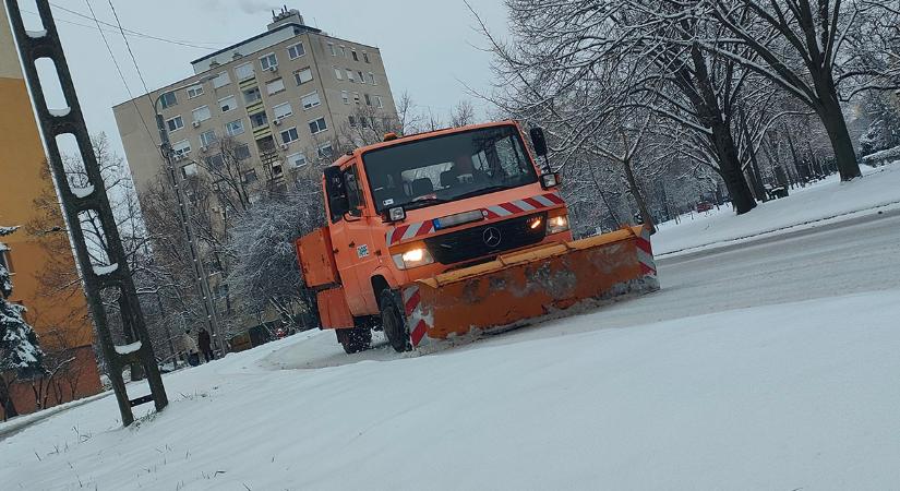 Operatív törzs: teljes kapacitással dolgoznak az állami szervek a rendkívüli havazás miatt