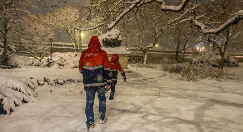 Senkinek sem kell az utcán aludnia! – krízisautóval menti a rászorulókat a Máltai Szeretetszolgálat (VIDEÓ)