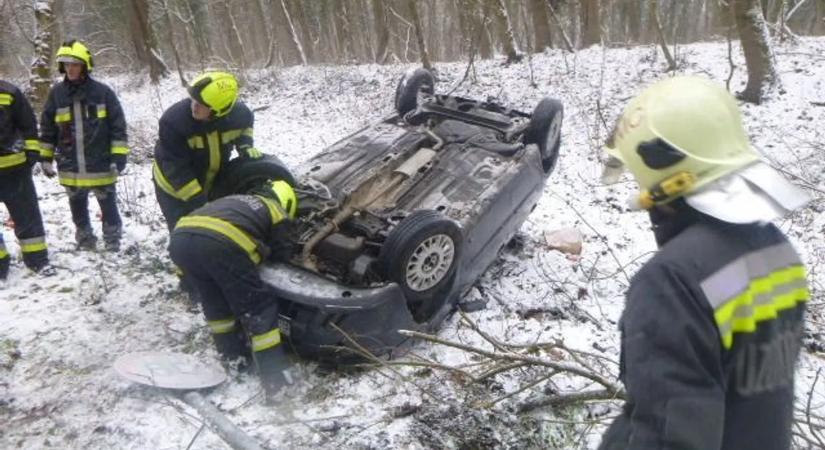 Felkavaró felvételek, sorra bénulnak le az utak a rengeteg baleset miatt