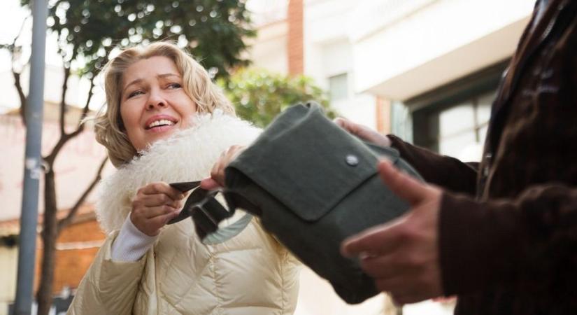 Idős nőt rabolt ki egy dunaújvárosi buszmegállóban