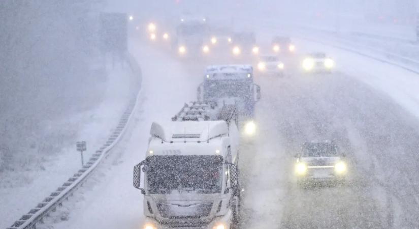 Európát lebénította a havazás, itthon folyamatos a takarítás