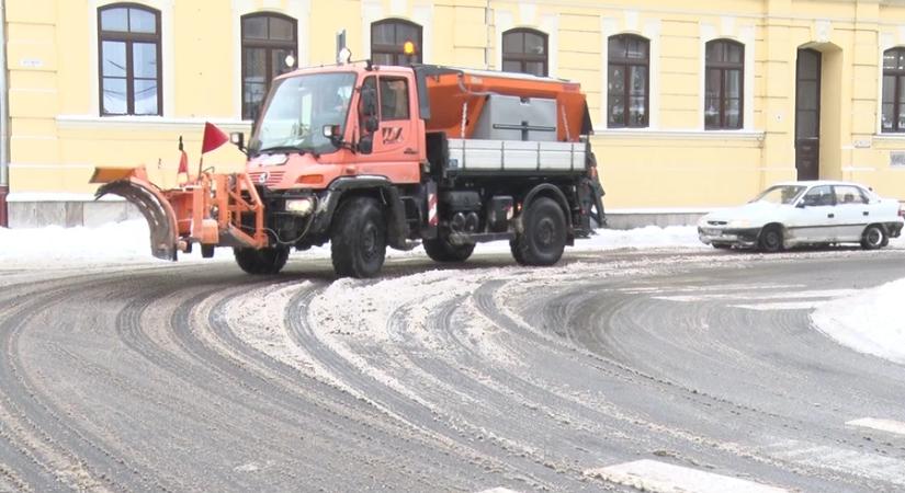 A szolgáltató megállás nélkül végzi a városban a hóeltakarítást és a síkosságmentesítést
