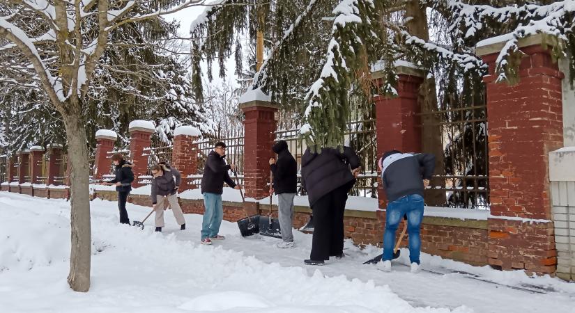 Hólapátot ragadtak a diákok