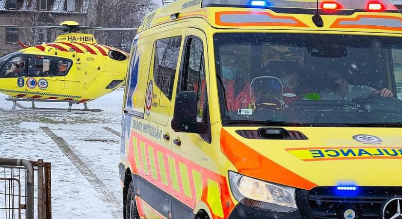 Nehéz napjuk volt a mentőknek, egy mentőtechnikus is megsérült