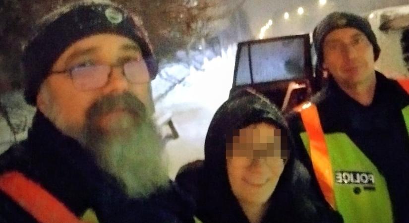 Rémisztő este a hóesésben: egyedül bolyongott egy kislány egy idegen faluban – a rendőrök mentették meg