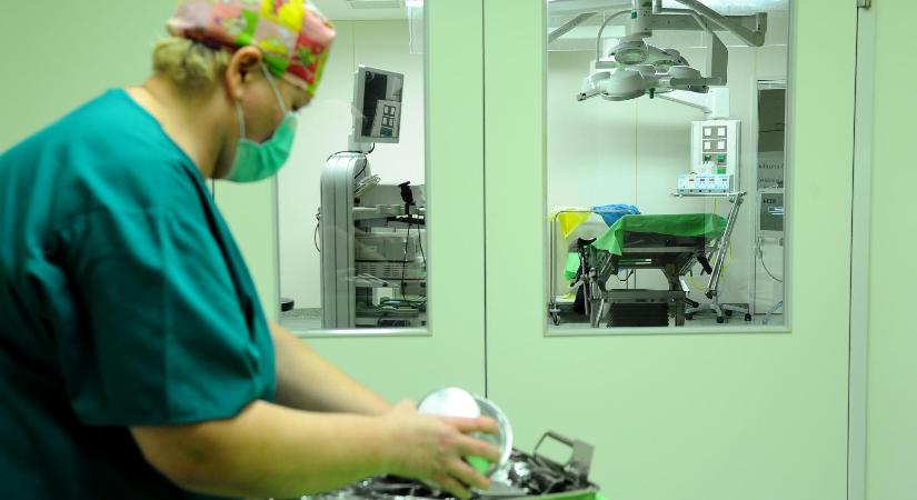 Csaknem negyedmilliárd forintot kaszálhatott a fideszes Papcsák Ferenc cége az Uzsoki Utcai Kórház VIP-osztályán