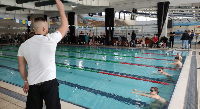 Nyolcvankét, fogyatékkal élő diák csobbant a vásárhelyi uszoda vizébe