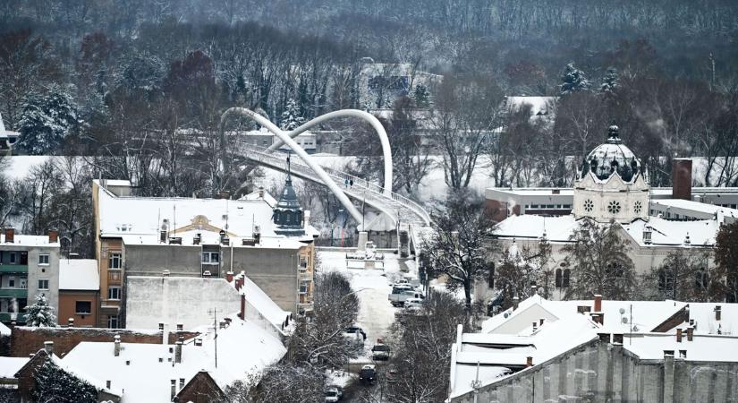 Vastag hó fedte be Szolnokot, mesebeli fotók készültek egy toronyház tetejéről – videóval, galériával