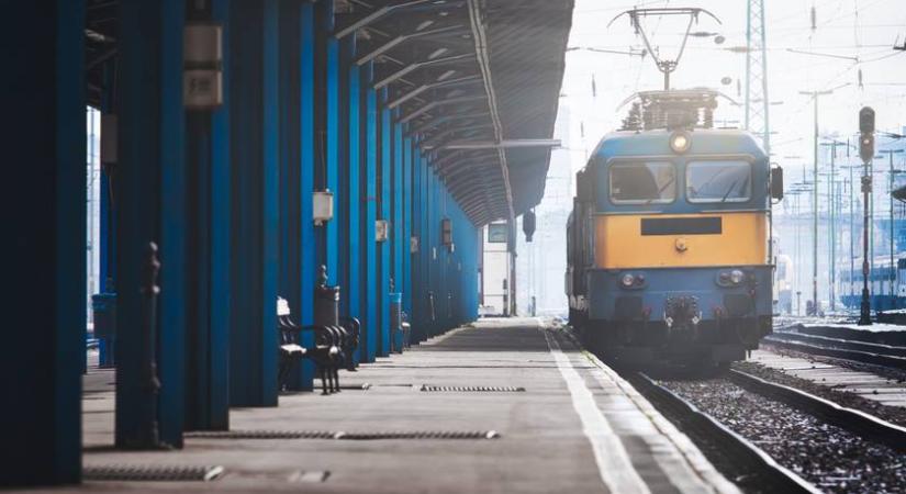 Fennakadásokat okozott a hó a MÁV-nál - Így alakul a közlekedés délutántól