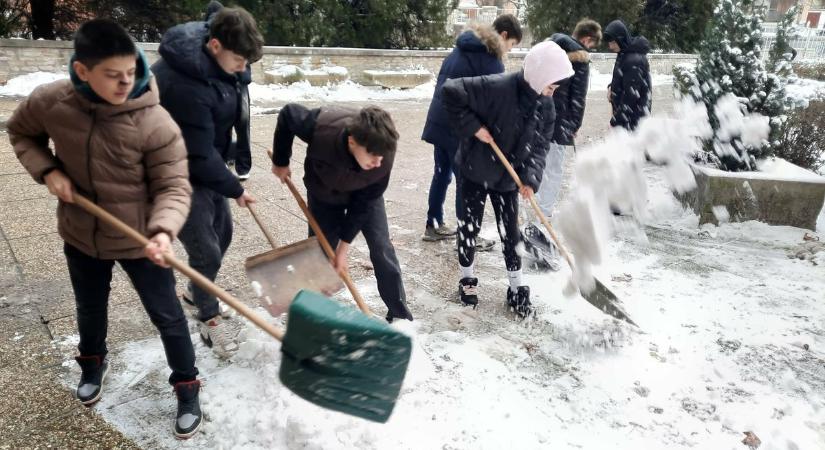 Diák ott segít, ahol tud - A győri Lukácsban is tanulók ragadtak hólapátot