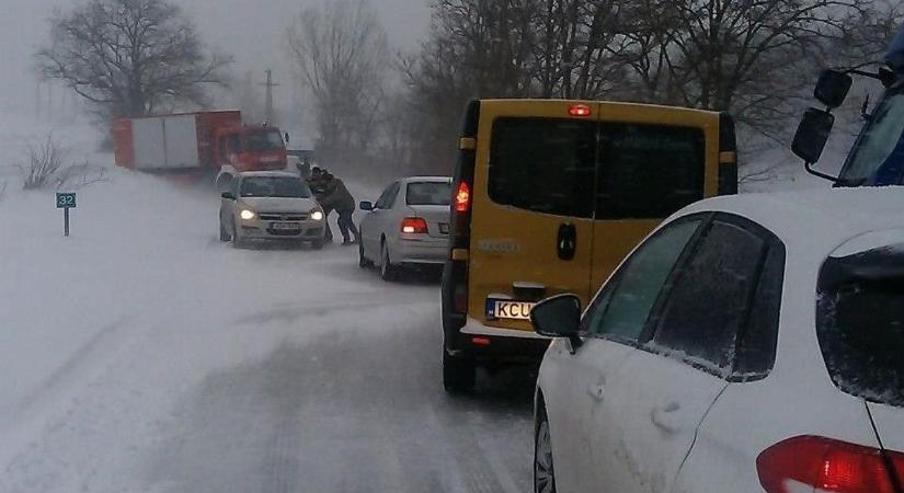 Videó, fotók: településeket zárt el a hatalmas havazás a 8-as útnál