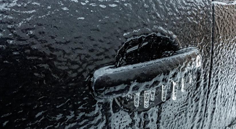 Így nyisd ki a befagyott autózárat – Praktikus tippek, amik tényleg működnek