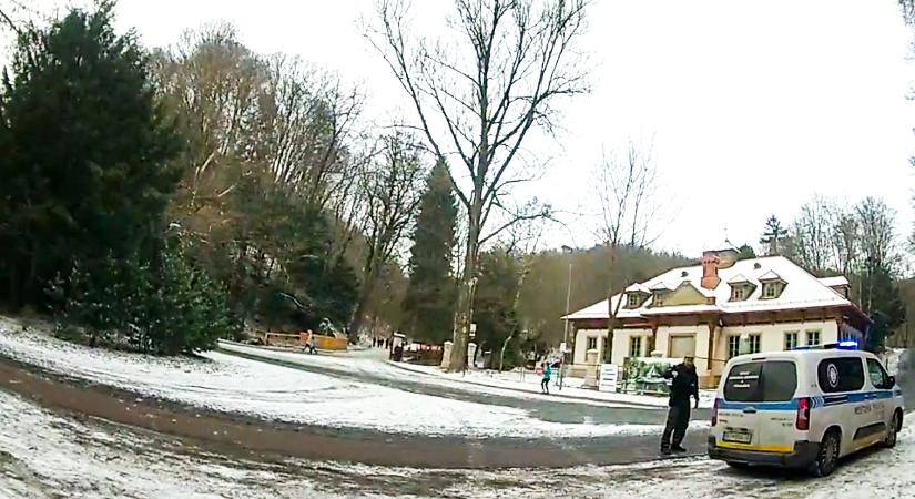 Dráma Pozsonyban: Gyermekei szeme láttára szakadt be a jég egy férfi alatt a tavon