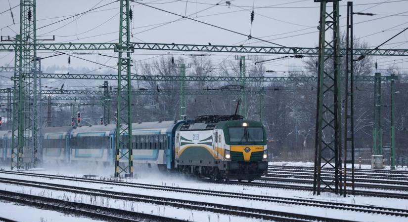 Letérdel a tél előtt Európa: tábori ágyakon aludtak az utazók a holland repülőtéren, Budapesten egyelőre nincs komolyabb gond