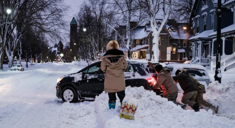 Elakadt a kocsi a hóban? 3 módszer, ami azonnal segít kiszabadulni