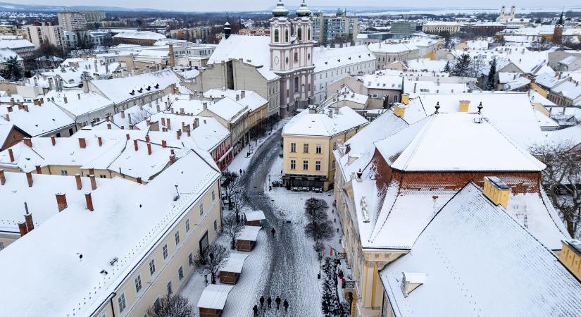 Káosz a hazai boltokban, üresek a polcok, minden magyar egyetlen terméket keres