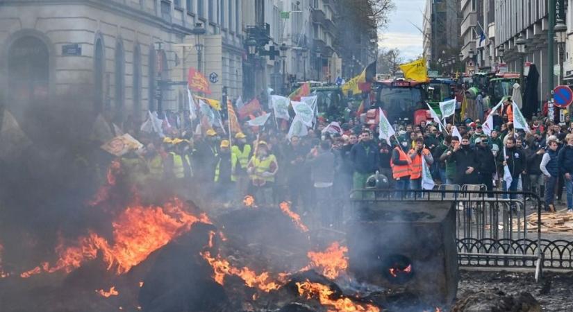 A fagyban is az utakra vonulnak a gazdák, mert Brüsszel napokon belül lépni készül, hogy tönkretegye őket