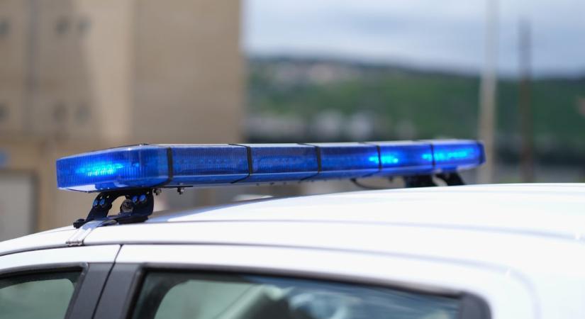 Letért az útról és oldalával az árokba csapódott egy autó