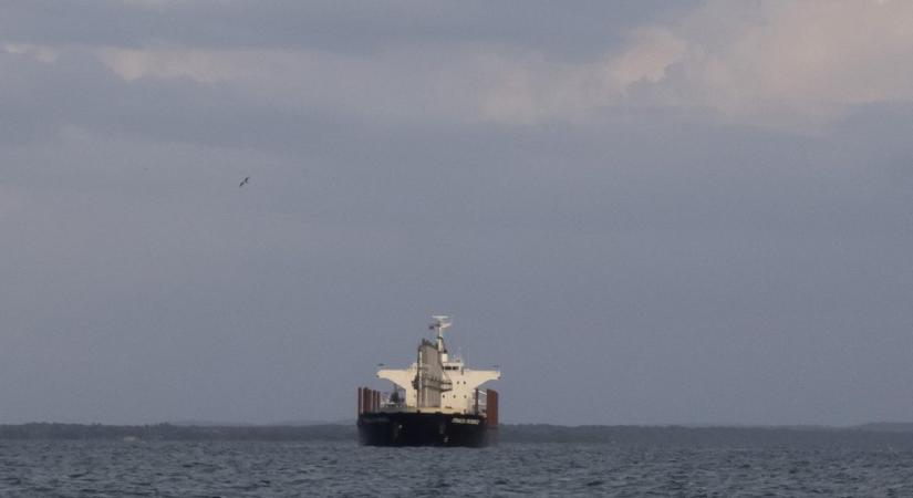 Az Egyesült Államok lefoglalt egy orosz zászló alatt hajózó olajszállítót, Moszkva korábban hadihajókat vezényelt a helyszínre