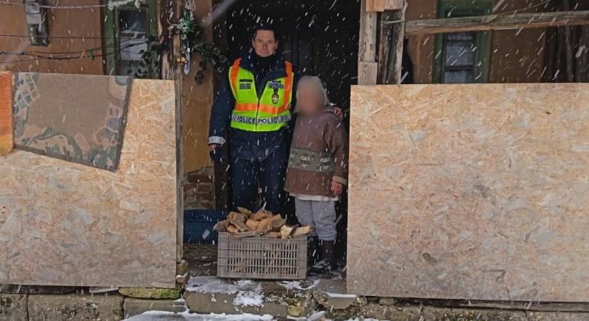 Lehet, a fagyhalálól mentették meg az idős asszonyt Zalában – a rendőrök még tűzifát is hasogattak