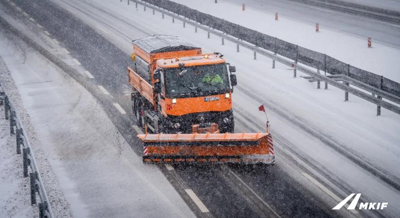 Csak sóutántöltésért és tankolni állnak meg a hóhelyzetben a munkagépek