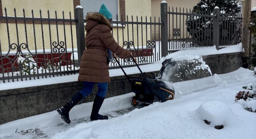 Mennyi? Somogyban hullott a legtöbb hó az országban – Siófokon önkéntesek takarítják az utcákat